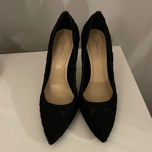 Beautiful lace/embroidery detail heels from Vince Camuto - Picture 1 of 5